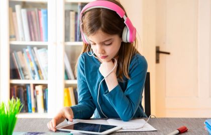 Onlayn təhsilin valideynlər və uşaqlar üçün üstünlükləri və faydaları